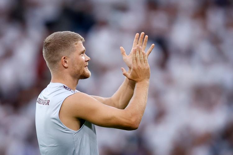 For et par uger siden blev  Andreas Cornelius hyldet af FCK's publikum i Parken, som han gæstede med sin nu tidligere klub Trabzonspor. FCK vandt kampene mod den tyrkiske klub, kom i Champions League og scorede de millioner, som kunne få Cornelius tilbage til klubben.  Foto: Jens Dresling
