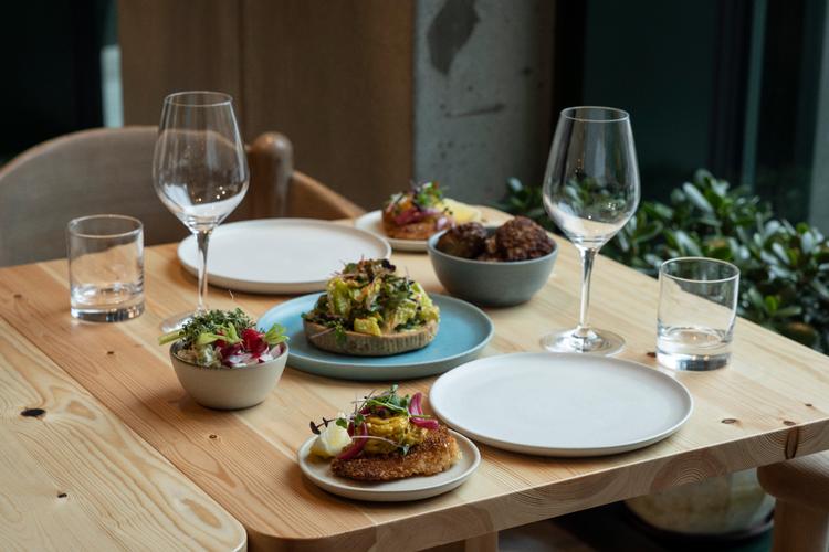 De lyse borde blev hurtigt formørket af alt for meget mad på én gang. Og her på billedet mangler endda en ekstra ret og en fyldt brødkurv. Foto: Christian Falck Wolff