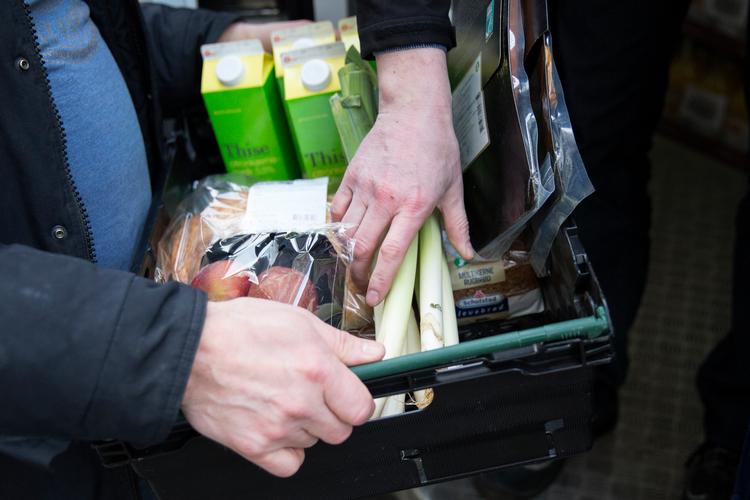 Fødevarebanken tager imod kæmpe partier af overskudsvarer fra fødevarevirksomheder og deler dem ud til socialt udsatte. Stadig flere familier mangler penge til mad, oplyser Mødrehjælpen og Rådet for Socialt Udsatte.   Foto: Louise Herrche Serup