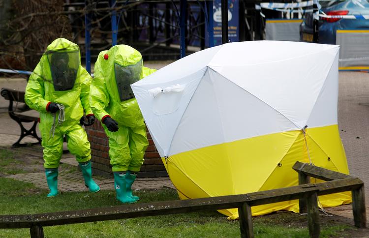 Tysk politi efterforsker en kemi-virksomheds muligvis ulovlige eksport til Rusland af stoffer, der kan benyttes til fremstilling af kemiske våben. Arkivfoto af britisk politis efterforskning af et novitjokangreb i Salisbury. Det er en nervegift, der kan fremstilles ved hjælp af nogle af de stoffer, som er sendt fra Tyskland. Foto: Peter Nicholls/Ritzau Scanpix