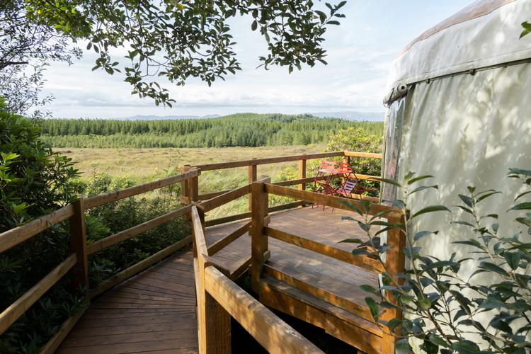 Glampingpladsen Lough Mardal Glamping har fem jurter, mongolske nomadetelte. Her udsigten fra mose-jurten. Foto: Nattan Thumrin