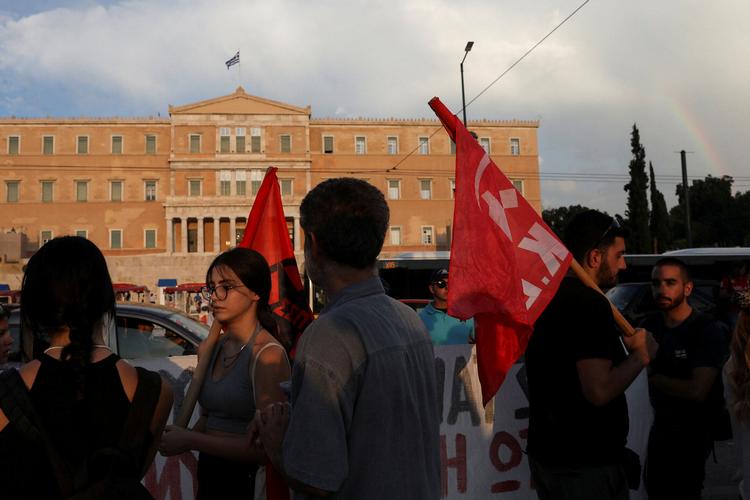     Det er kommet til flere demonstrationer mod aflytningsskandalen foran parlamentet og regeringsbygningerne i Athen.. Foto: Louiza Vradi/Ritzau Scanpix