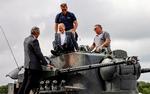     Olaf Scholz besøger en øvelse for ukrainske officerer med nye våben, som Tyskland stiller til rådighed. Hans beslutning om at opruste Tyskland, hans EU-udspil og energisamarbejdet med Danmark er visionære udspil. Foto: Pool/Ritzau Scanpix