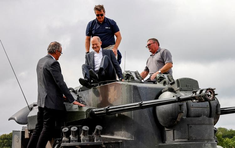     Olaf Scholz besøger en øvelse for ukrainske officerer med nye våben, som Tyskland stiller til rådighed. Hans beslutning om at opruste Tyskland, hans EU-udspil og energisamarbejdet med Danmark er visionære udspil. Foto: Pool/Ritzau Scanpix