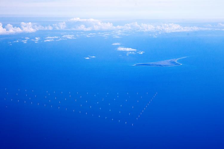 Havvindmølleparken nær Anholt i Kattegat får måske en storebror ved Læsø, et af seks nye havvindmølleprojekter. Foto: Finn Frandsen