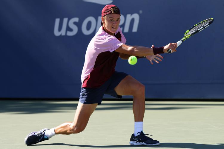 NEW YORK, NEW YORK - AUGUST 30: Holger Rune of Denmark returns a shot against Peter Gojowczyk of Germany in their Men's Singles First Round match on Day Two of the 2022 US Open at USTA Billie Jean King National Tennis Center on August 30, 2022 in the Flushing neighborhood of the Queens borough of New York City. Mike Stobe/Getty Images/AFP == FOR NEWSPAPERS, INTERNET, TELCOS &amp; TELEVISION USE ONLY == Foto: Mike Stobe/Ritzau Scanpix