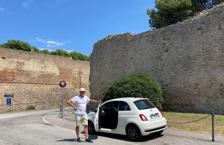 Her står en mand med en fin lejebil, der dog kostede ham og hans hustru en ekstraregning på adskillige tusinder af kroner. Foto: Privat