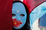 En uighur demonstrerer mod Kina foran den kinesiske ambassade i Istanbul, Tyrkiet i 2019. Foto: Huseyin Aldemir/Ritzau Scanpix