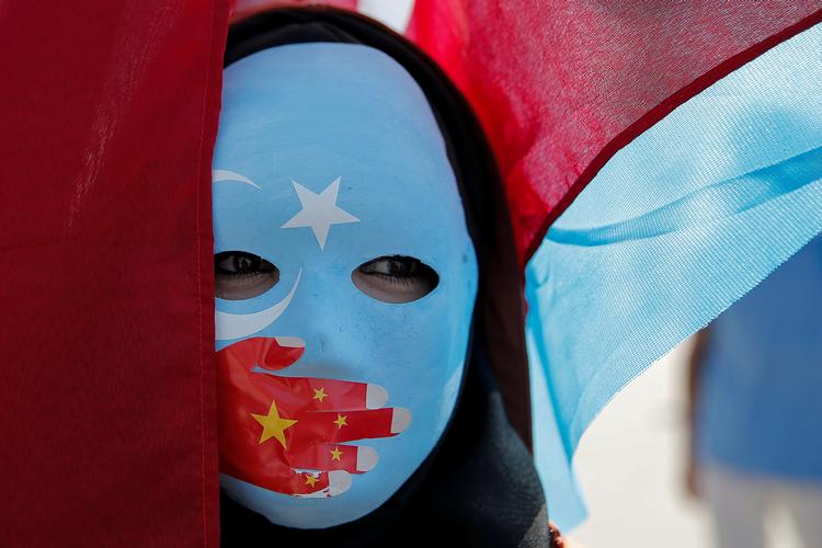 En uighur demonstrerer mod Kina foran den kinesiske ambassade i Istanbul, Tyrkiet i 2019. Foto: Huseyin Aldemir/Ritzau Scanpix