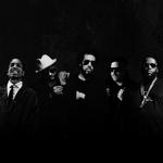 Man kan godt gå kold i Black Thoughts (med hat) monotone rapstil. Heldigvis har han og produceren Danger Mouse (i midten) inviteret A$AP Rocky og duoen Run the Jewels med til hiphop-festen. 