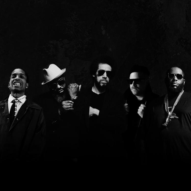 Man kan godt gå kold i Black Thoughts (med hat) monotone rapstil. Heldigvis har han og produceren Danger Mouse (i midten) inviteret A$AP Rocky og duoen Run the Jewels med til hiphop-festen. 