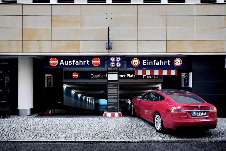  Parkeringskælderen kan være det fornuftige valg i Berlin, hvor parkeringsbøderne er sat kraftigt op.  Foto: Martin Lehmann