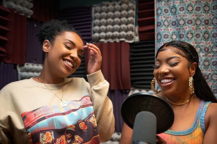 Veninderne Shawna (Aida Osman) til venstre og Mia (KaMillion) finder flowet sammen i komedieserien 'Rap Sh!t'. Men det er ikke uden udfordringer at blive kvindelig rapstjerne. Pr-foto: HBO Max 