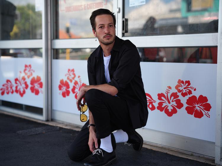 Marlon Williams ligner både en popsanger og en skuespiller og er da også ved at få en karriere i begge livsbaner 