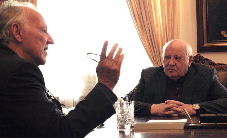 En scene fra tyske Werner Herzogs fem år gamle interviewdokumentar med og om Mikhail Gorbatjov. 