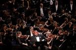 Den amerikanske tenor Issachah Savage formåede med sprød, men alligevel enorm vokalkraft at trænge gennem orkestrets lydmur i Koncerthuset. Foto: Mads Nissen