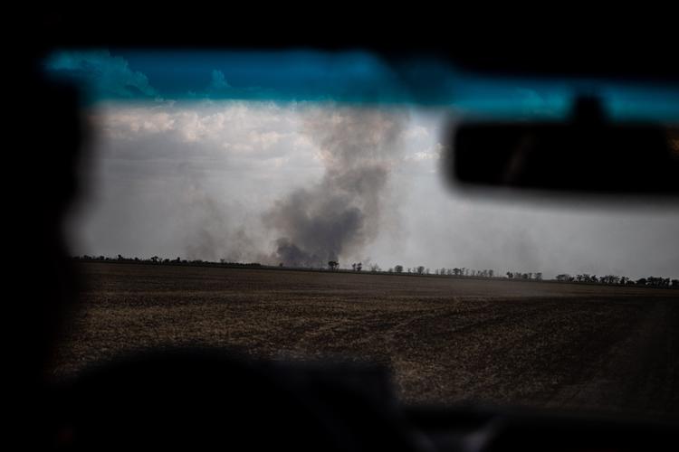 En røgfane stiger mod himlen fra frontlinjen ud ved Khersonregionen i Ukraine. Foto: Dimitar Dilkoff/Ritzau Scanpix