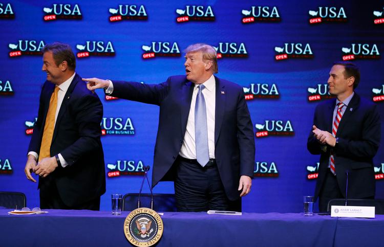 Daværende præsident Donald Trump i 2018 med sine republikanske kollegaer – blandt andre Adam Laxalt (th), som nu har fjernet Trump fra sin hjemmeside. Foto: John Locher/Ritzau Scanpix