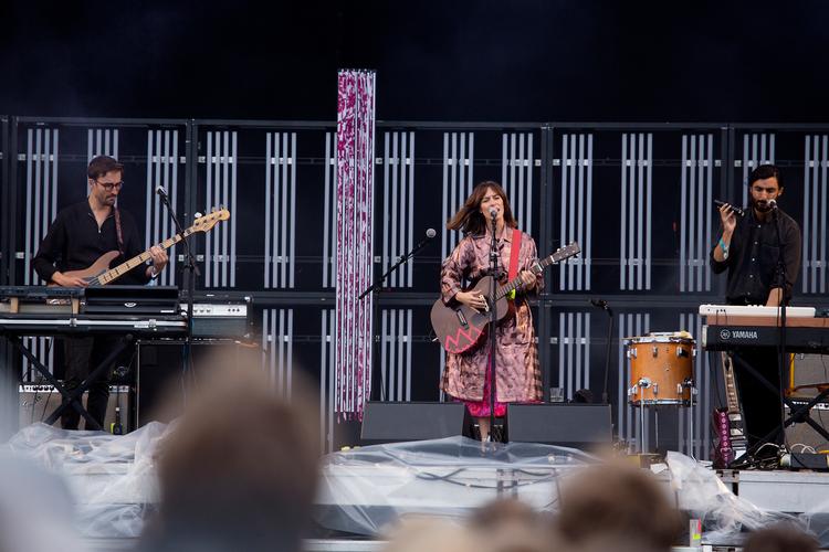 Leslie Feist, som optræder under kunsternavnet Feist, er her fotograferet under en koncert på festivalen Haven i København i 2017. Foto: Thomas Borberg