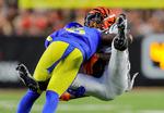 Los Angeles Rams' cornerback Derion Kendrick tackler Cincinnati Bengals wide receiver Kwamie Lassiter i en kamp i sidste uge, der samtidig var et gensyn med årets Super Bowl-finalister.  Foto: Katie Stratman/Ritzau Scanpix