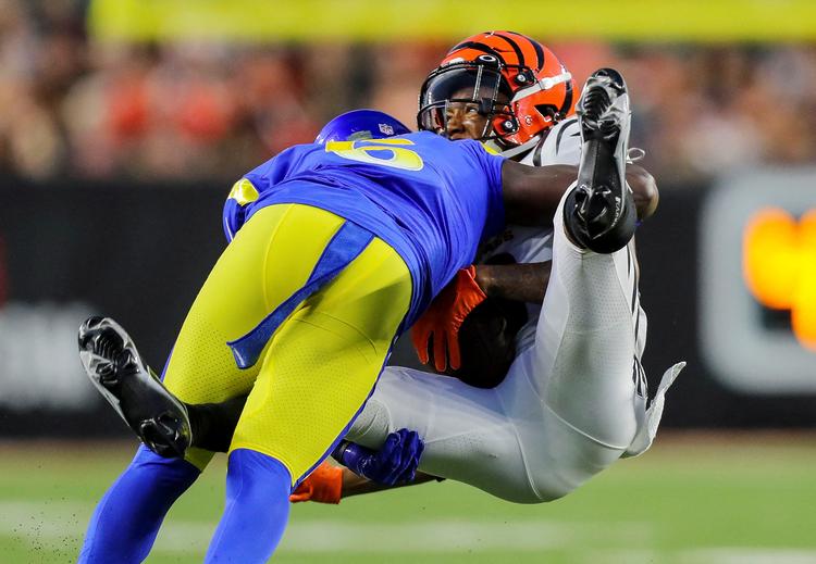 Los Angeles Rams' cornerback Derion Kendrick tackler Cincinnati Bengals wide receiver Kwamie Lassiter i en kamp i sidste uge, der samtidig var et gensyn med årets Super Bowl-finalister.  Foto: Katie Stratman/Ritzau Scanpix