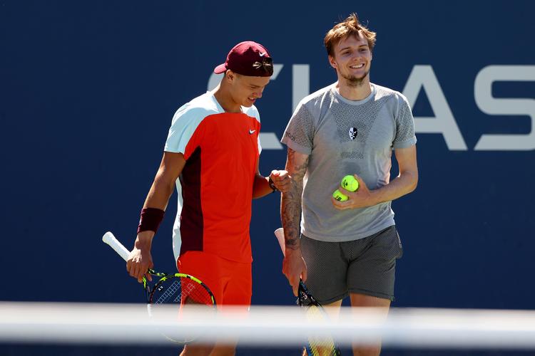 NEW YORK, NEW YORK - SEPTEMBER 02: Alexander Bublik of Kazakhstan and Holger Rune of Denmark react to a point against Quentin Halys and Adrian Mannarino of France during their Men's Doubles Second Round match on Day Five of the 2022 US Open at USTA Billie Jean King National Tennis Center on September 02, 2022 in the Flushing neighborhood of the Queens borough of New York City. Elsa/Getty Images/AFP == FOR NEWSPAPERS, INTERNET, TELCOS &amp; TELEVISION USE ONLY == Foto: Elsa/Ritzau Scanpix