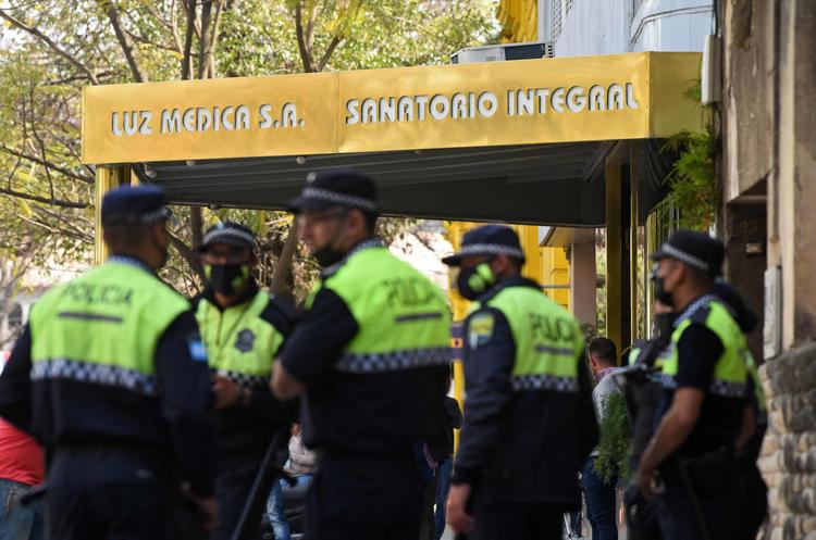 Politi står ved indgange til Luz Medica hospitalet, hvor ni ud af ti er blevet smittede og har udviklet lungebetændelse i Tucaman i Argentina. Årsag til infektionen er endnu ukendt. En tiende er også konstateret smittet i byen. De er hverken smittet med covid-19 eller influenza. Tre er døde. (Photo by Diego ARAOZ/ TELAM / AFP PHOTO) Foto: Diego Araoz/Ritzau Scanpix