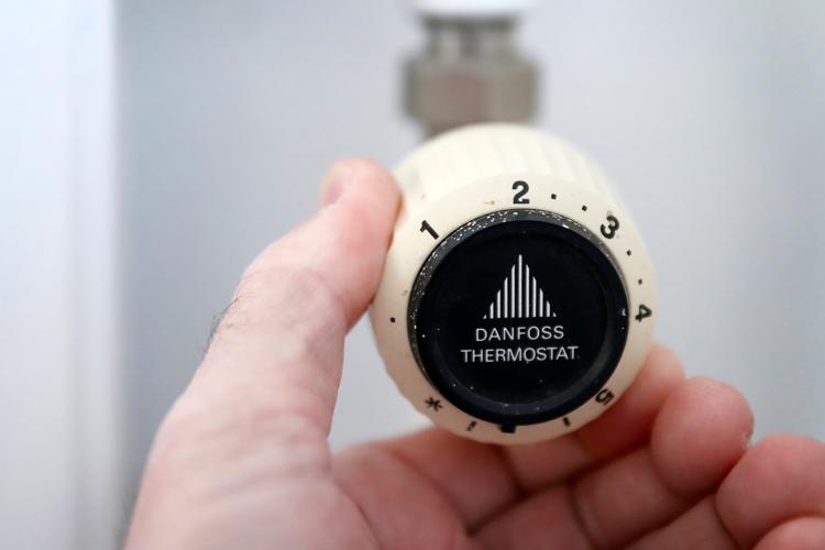 Bare 1 grad lavere kan spare 5 procent på varmeregningen  - og gavne miljøet. Foto: Jens Dresling