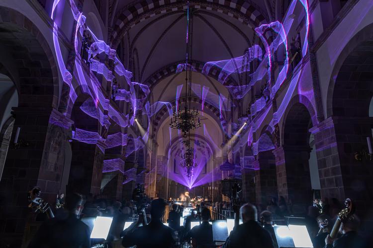Laserlys gav Ribe Domkirke et spøgelsesagtigt præg, da Rued Langgard Festival kulminerede lørdag aften med en spacet udgave af Langgaards visionære kæmpeværk 'Sfærernes Musik'. Foto: Folmer Iversen