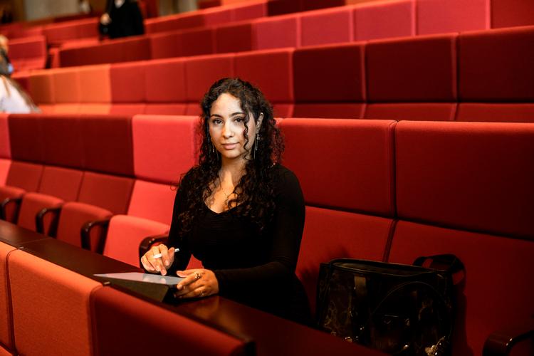Ayat Khoraizat, 20 år, har modsat resten af sin familie fået afslag på sin ansøgning om permanent ophold. Afslaget er begrundet med, at hun ikke har været i uafbrudt uddannelse frem til hun fyldte 18. Hun blev student 27. juni og fyldte 18 år 6. august. Var hun fyldt 18, inden hun fik hue på, havde hun fået opholdstilladelsen.  Foto: Nikolai Linares