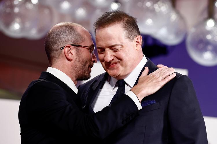 Instruktør Darren Aronofsky støtter sin emotionelle skuespiller Brendan Fraser, der gør opsigtsvækkende comeback med hovedrollen i 'The Whale'. Foto: Yara Nardi/Ritzau Scanpix