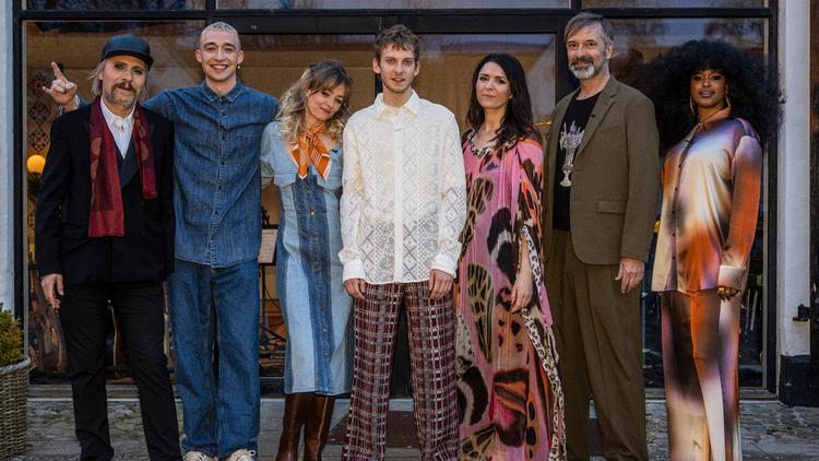 Denne sæsons deltagere er Steen Jørgensen, Maximillian, Soleima, Nicklas Sahl, Kira Skov, Martin Brygmann og Iris Gold Foto: Per Arnesen/TV2