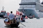 Omfattende protester førte til, at de helt store krydstogtskibe ikke må sejle ind til Venedigs hsitoriske centrum. Demonstranterne kræver skibene helt ud af lagunen.  Foto: Manuel Silvestri/Ritzau Scanpix