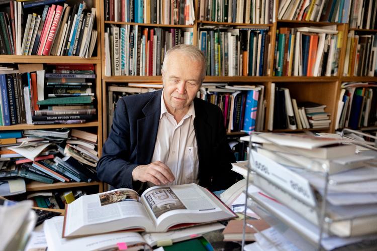 Politikens Peter Michael Hornung med Helen Gardners bog 'Art through the Ages'. Foto: Thomas Borberg