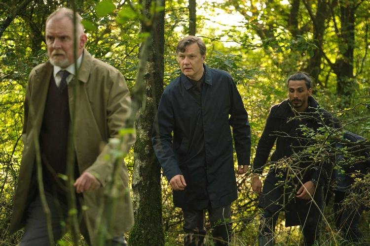 David Morrissey (i midten) spiller rollen som den centrale figur, politimanden Ian St. Clair, der skal opklare en forbrydelse, som trækker tråde tilbage til 1980'ernes minearbejderkonflikt og hans egne arbejderklasserødder.  Foto: BBC
