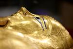 Gennem årene har kunsthandler Serop Simonian og hans sønner solgt antikke objekter for millioner til museer som Metropolitan Museum of Art. Flere af genstandene er blevet returneret til Egypten, herunder den egyptiske præst Nedjemankhs gyldne sarkofag, der ses her. Nu føjes flere brikker til puslespillet.  Foto: Mahmoud Bakkar/Ritzau Scanpix