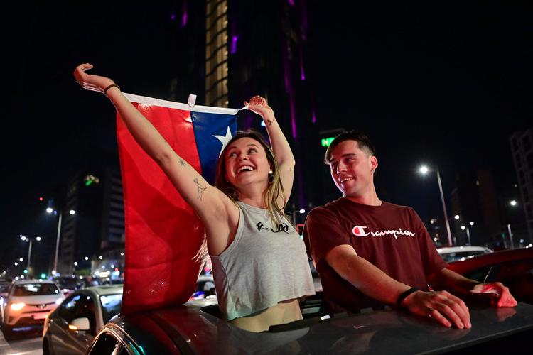 Et stort flertal af chilenerne sagde nej tak til en ny forfatning. Her fejrer nogle af dem resultatet i Santiago.
 Foto: Martin Bernetti/Ritzau Scanpix