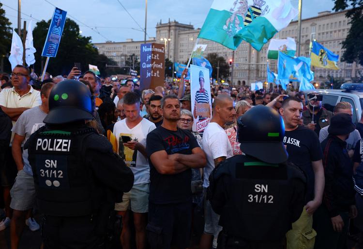 Vrede højreorienterede tyskere fotograferet tidligere mandag, hvor de protesterede mod de høje energipriser og leveomkostninger ved en demonstration i Leipzig.  Foto: Christian Mang/Ritzau Scanpix