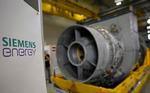 Det er Siemens, der står for vedligeholdelsesarbejdet på Nord Stream 1. Derfor er det også den tyske energigigant, der kender svaret på, hvornår gassen igen kan flyde igennem Nord Stream 1, lyder det fra det russiske energiselskab Gazprom. Her ses en turbine fra Nord Stream 1 efter et vedligeholdelsestjek på Siemens' fabrik i Mülheim an der Ruhr. Foto: Sascha Schuermann/Ritzau Scanpix