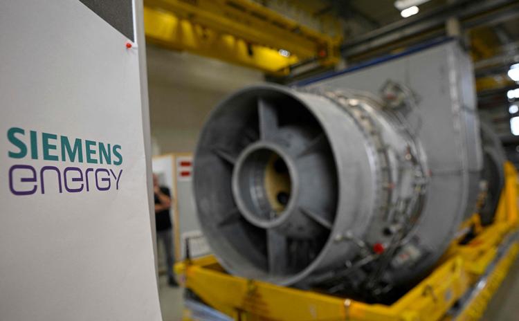 Det er Siemens, der står for vedligeholdelsesarbejdet på Nord Stream 1. Derfor er det også den tyske energigigant, der kender svaret på, hvornår gassen igen kan flyde igennem Nord Stream 1, lyder det fra det russiske energiselskab Gazprom. Her ses en turbine fra Nord Stream 1 efter et vedligeholdelsestjek på Siemens' fabrik i Mülheim an der Ruhr. Foto: Sascha Schuermann/Ritzau Scanpix