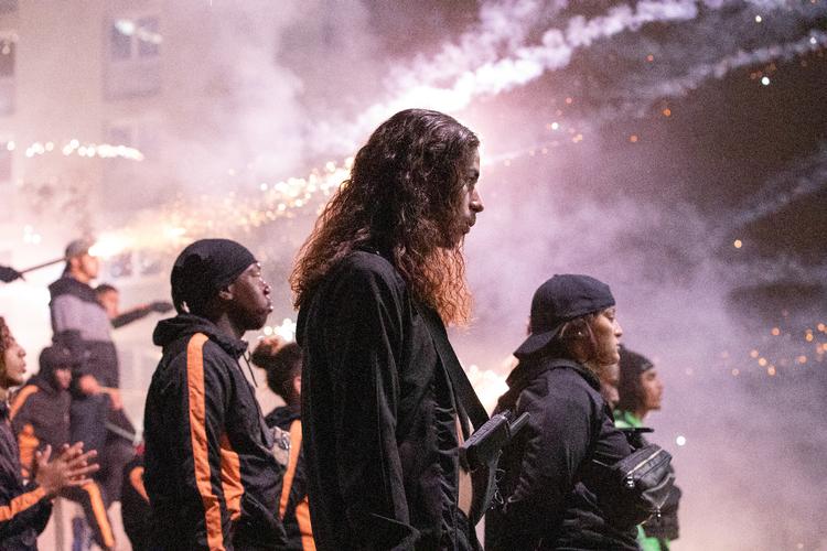 Den franske film 'Athena' er instrueret af Romain Gavras, der bl.a. har skrevet manuskriptet sammen med Ladj Ly. 'Athena' omhandler tre brødre, som på tragisk vis mister deres lillebror, hvilket får bydelen Athena til at gå i krig med politiet.. Foto: Netflix/Kourtrjameuf Kourtrajme