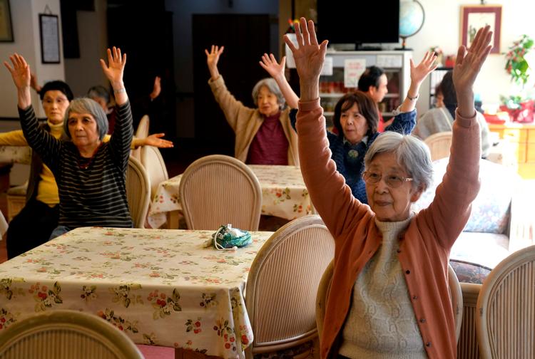 Antallet af plejehjemsbeboere i Japan er mere end fordoblet mellem 2005 og 2020, til 1,8 millioner ifølge tal fra myndighederne. Nu forsøger et plejehjem i Kitakyushu sig med 'babyassistenter' for at gøre livet lidt mere muntert for beboerne. Foto: Shizuo Kambayashi/Ritzau Scanpix