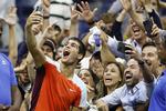 Evnen til at engagere et tennispublikum er, og bliver ikke mindst i fremtiden, et vigtigt våben for 19-årige Carlos Alcaraz, der her ses med fans på Arthur Ashe Stadium, efter han havde sikret sig en plads i kvartfinalen.  Foto: Sarah Stier/Ritzau Scanpix