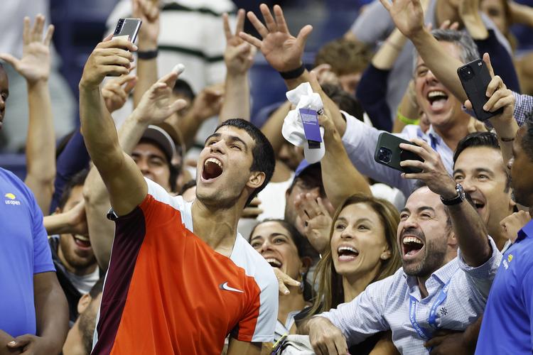 Evnen til at engagere et tennispublikum er, og bliver ikke mindst i fremtiden, et vigtigt våben for 19-årige Carlos Alcaraz, der her ses med fans på Arthur Ashe Stadium, efter han havde sikret sig en plads i kvartfinalen.  Foto: Sarah Stier/Ritzau Scanpix