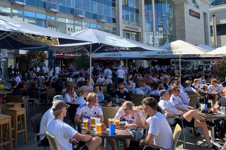 De medrejsende fans varmer op til aftenens kamp på den plads, der var centrum for gårsdagens uroligheder. Foto: Anton Schack