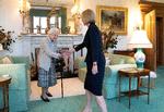 Liz Truss modtog tirsdag dronning Elizabeths formelle godkendelse fra slottet Balmoral i Skotland. Foto: Pool/Ritzau Scanpix
