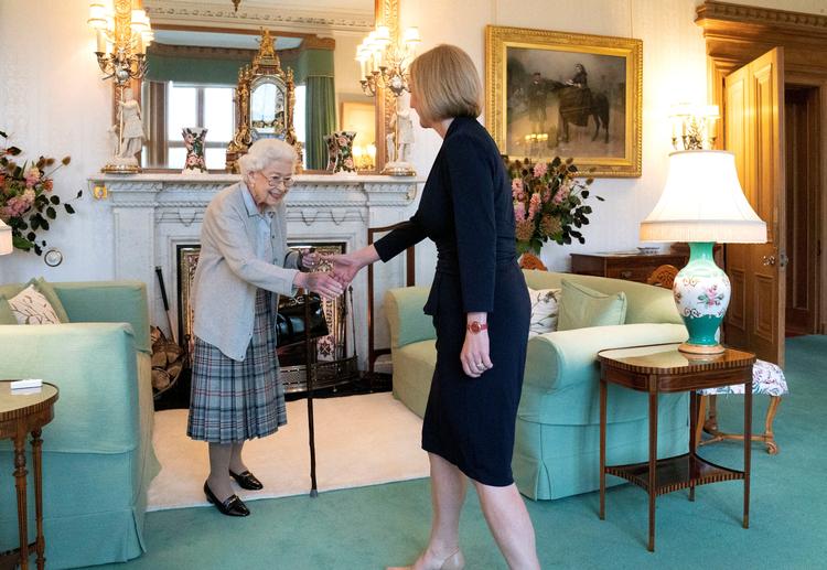 Liz Truss modtog tirsdag dronning Elizabeths formelle godkendelse fra slottet Balmoral i Skotland. Foto: Pool/Ritzau Scanpix