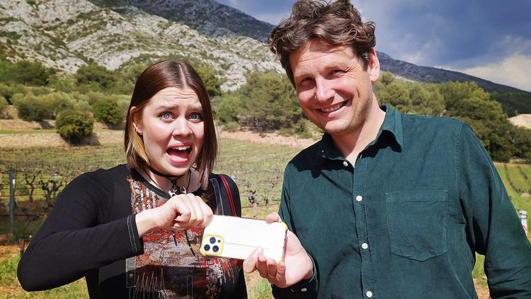 Thøger Kirk og Anna Lin er værter i 2. sæson af DR's klimaserie 'Den grønne optur'. Men der er lidt for meget hygge og selfies. Foto: /DR