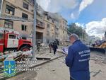 Mens ukrainerne forsøger at rykke frem, så bombarderer russerne fortsat ukrainske byer. Her er en beboelsesejendom i Kharkiv blevet mål for russisk beskydning. Foto: Kharkiv Region Prosecutor's Offi/Ritzau Scanpix
