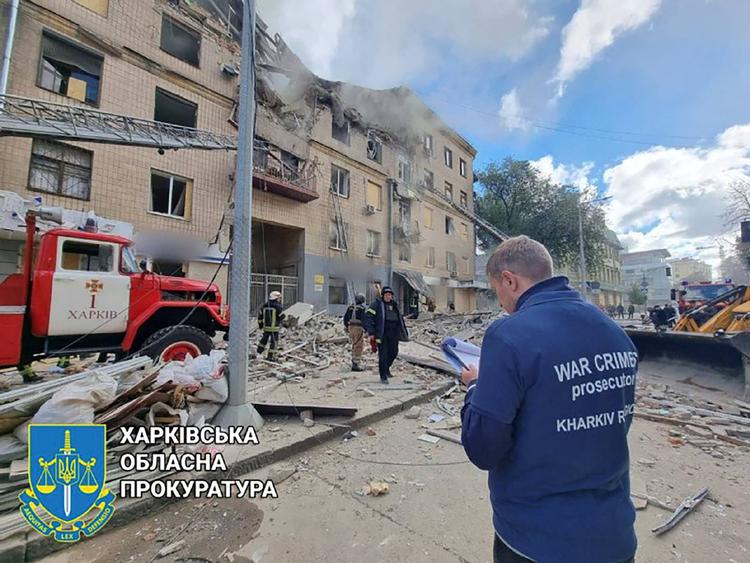 Mens ukrainerne forsøger at rykke frem, så bombarderer russerne fortsat ukrainske byer. Her er en beboelsesejendom i Kharkiv blevet mål for russisk beskydning. Foto: Kharkiv Region Prosecutor's Offi/Ritzau Scanpix